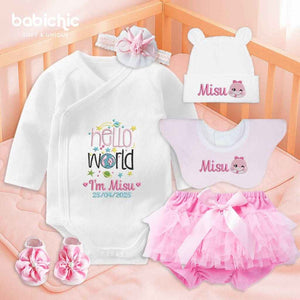 Set đầy tháng bé gái thêu Hello World & tên Misu – Thiết kế kỷ niệm sinh nhật đầu tiên siêu yêu