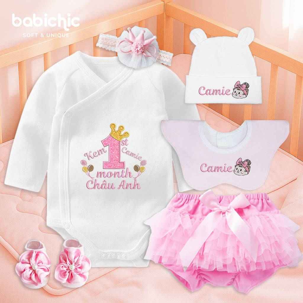 Set đầy tháng bé gái thêu tên Kem & 1st month – Thiết kế kỷ niệm đầu đời ngọt ngào tông hồng pastel