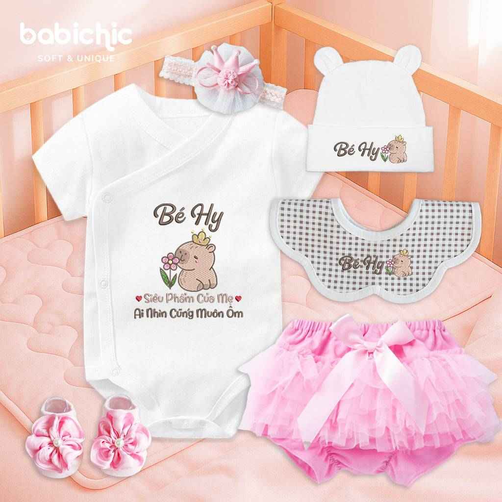 Set đầy tháng bé gái thêu tên Bé Hy & Capybara – Quà cúng mụ ngộ nghĩnh tone nâu ấm áp