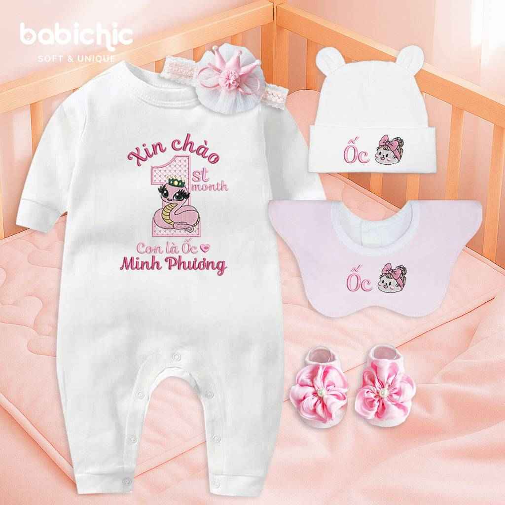 Set đầy tháng bé gái thêu tên Minh Phương – Hình rắn hồng & 1st month ngộ nghĩnh, body cá nhân hóa dịp cúng mụ