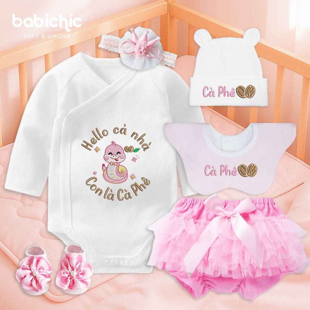 Set đồ đầy tháng bé gái Cà Phê – Body thêu rắn hồng & tên bé, tone nâu hồng dễ thương