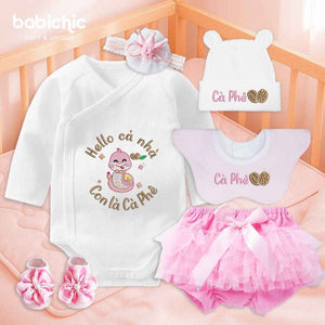 Set đồ đầy tháng bé gái Cà Phê – Body thêu rắn hồng & tên bé, tone nâu hồng dễ thương