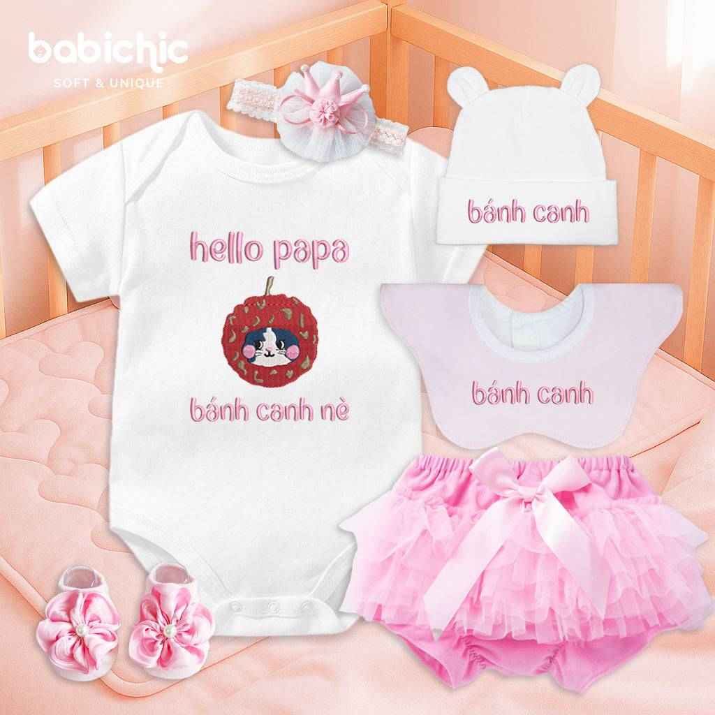 Set đồ đầy tháng bé gái – Body thêu “Hello papa – Bánh Canh nè” tone hồng đỏ đáng yêu