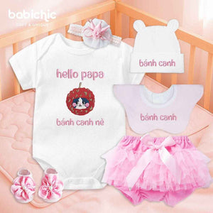 Set đồ đầy tháng bé gái – Body thêu “Hello papa – Bánh Canh nè” tone hồng đỏ đáng yêu