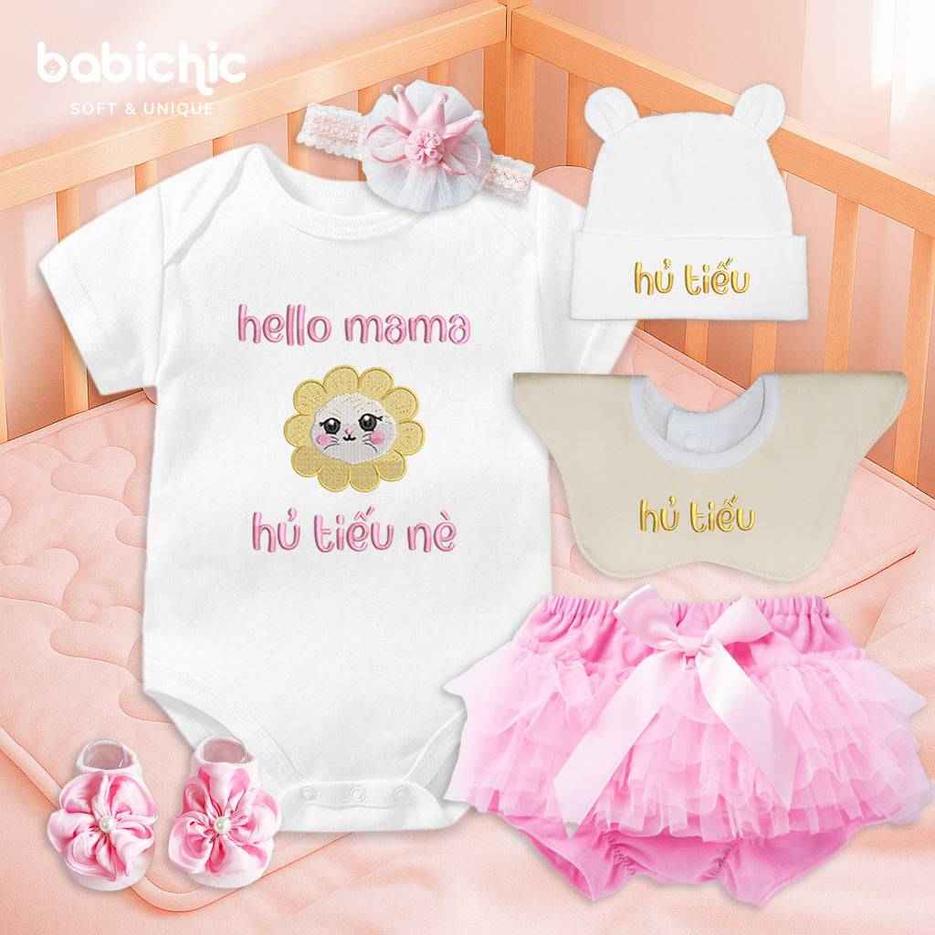 Set đầy tháng bé gái – Body thêu “Hello mama – Hủ Tiếu nè” tone hồng vàng dễ thương, cá nhân hoá tên bé