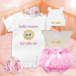 Set đầy tháng bé gái – Body thêu “Hello mama – Hủ Tiếu nè” tone hồng vàng dễ thương, cá nhân hoá tên bé