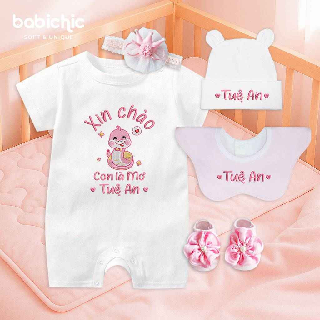 Bodysuit đầy tháng bé gái cá nhân hóa thêu tên – Mẫu “Con là Mơ – Tuệ An”, hình rắn cute, chỉ hồng