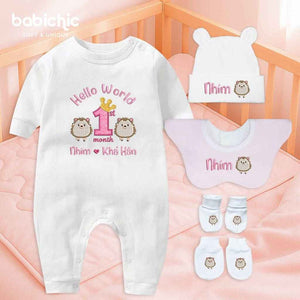 Set đầy tháng bé gái – Body thêu “Hello Nhím – Khả Hân” & hình nhím dễ thương, tone hồng pastel ngọt ngào