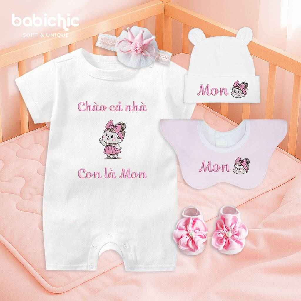 Set đầy tháng bé gái – Body thêu “Con là Mon” hình bé gái xinh xắn, tone hồng pastel ngọt ngào