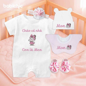 Set đầy tháng bé gái – Body thêu “Con là Mon” hình bé gái xinh xắn, tone hồng pastel ngọt ngào