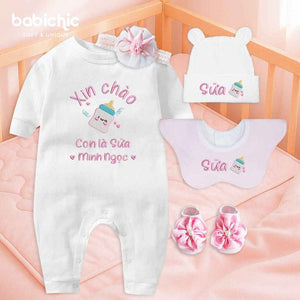 Bộ đồ đầy tháng bé gái thêu tên riêng – Mẫu “Con là Sữa - Minh Ngọc” họa tiết bình sữa dễ thương, tone hồng dịu dàng