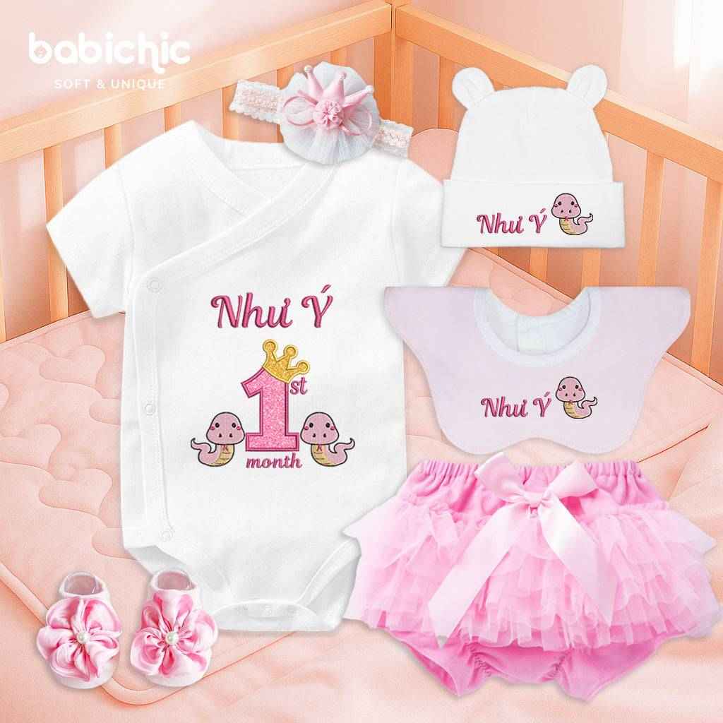 Set đầy tháng bé gái thêu tên riêng – Mẫu “Như Ý” 1st Month, 2 rắn dễ thương