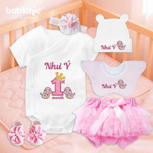 Set đầy tháng bé gái thêu tên riêng – Mẫu “Như Ý” 1st Month, 2 rắn dễ thương