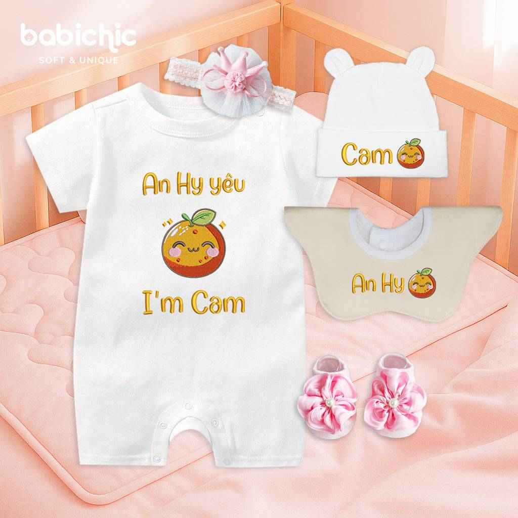 Set sơ sinh thêu tên cho bé gái – Mẫu “An Hy yêu + I'm Cam”, hình trái cam màu cam vàng nổi bật