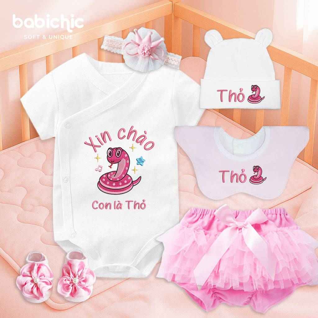 Set đồ đầy tháng bé gái cá nhân hóa thêu tên – Mẫu “Con là Thỏ”, hình rắn cute, tone hồng