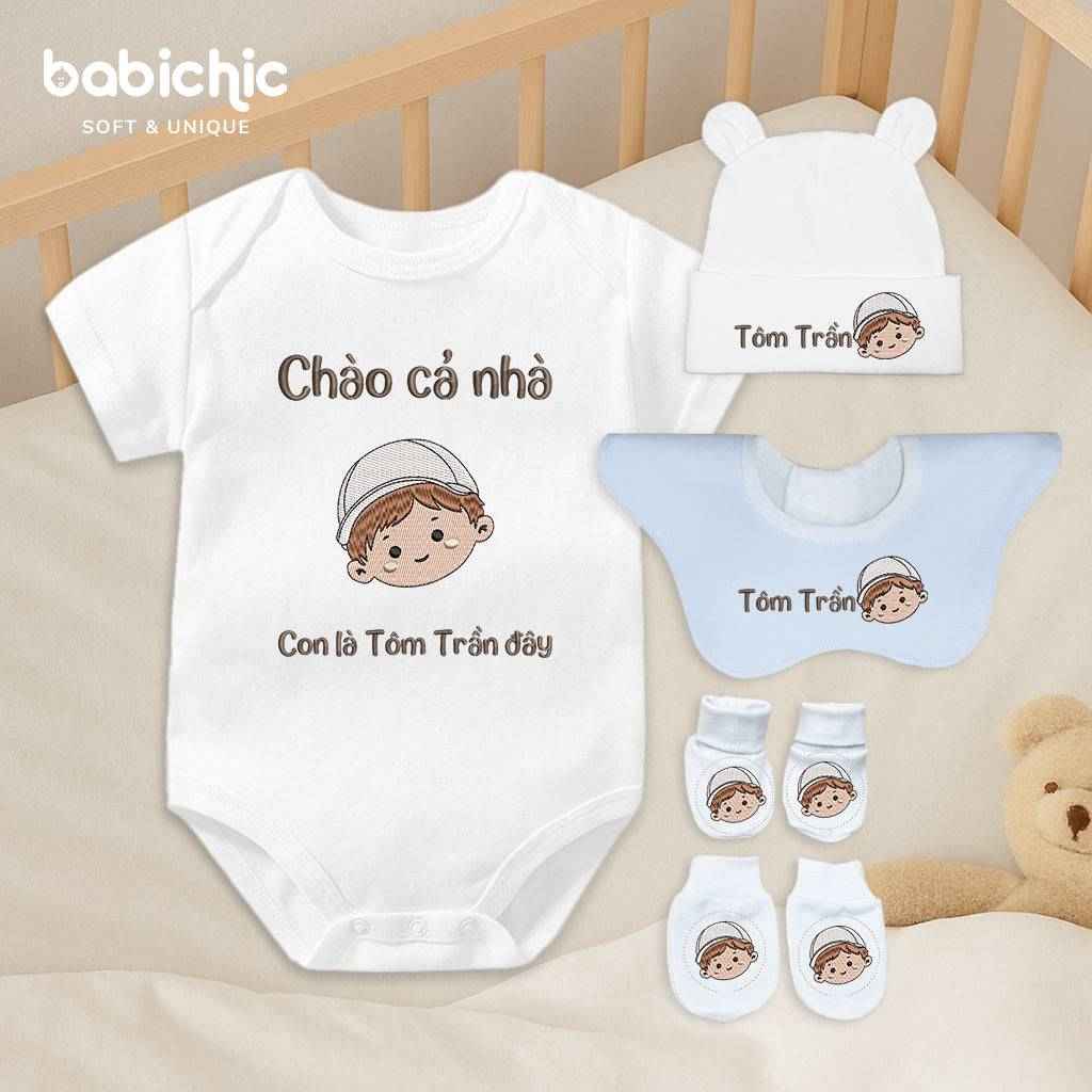 Bodysuit sơ sinh cho bé trai – Thêu tên “Con là Tôm Trần đây”, hình bé trai ngộ nghĩnh, chỉ nâu – Quà đầy tháng cá nhân hóa