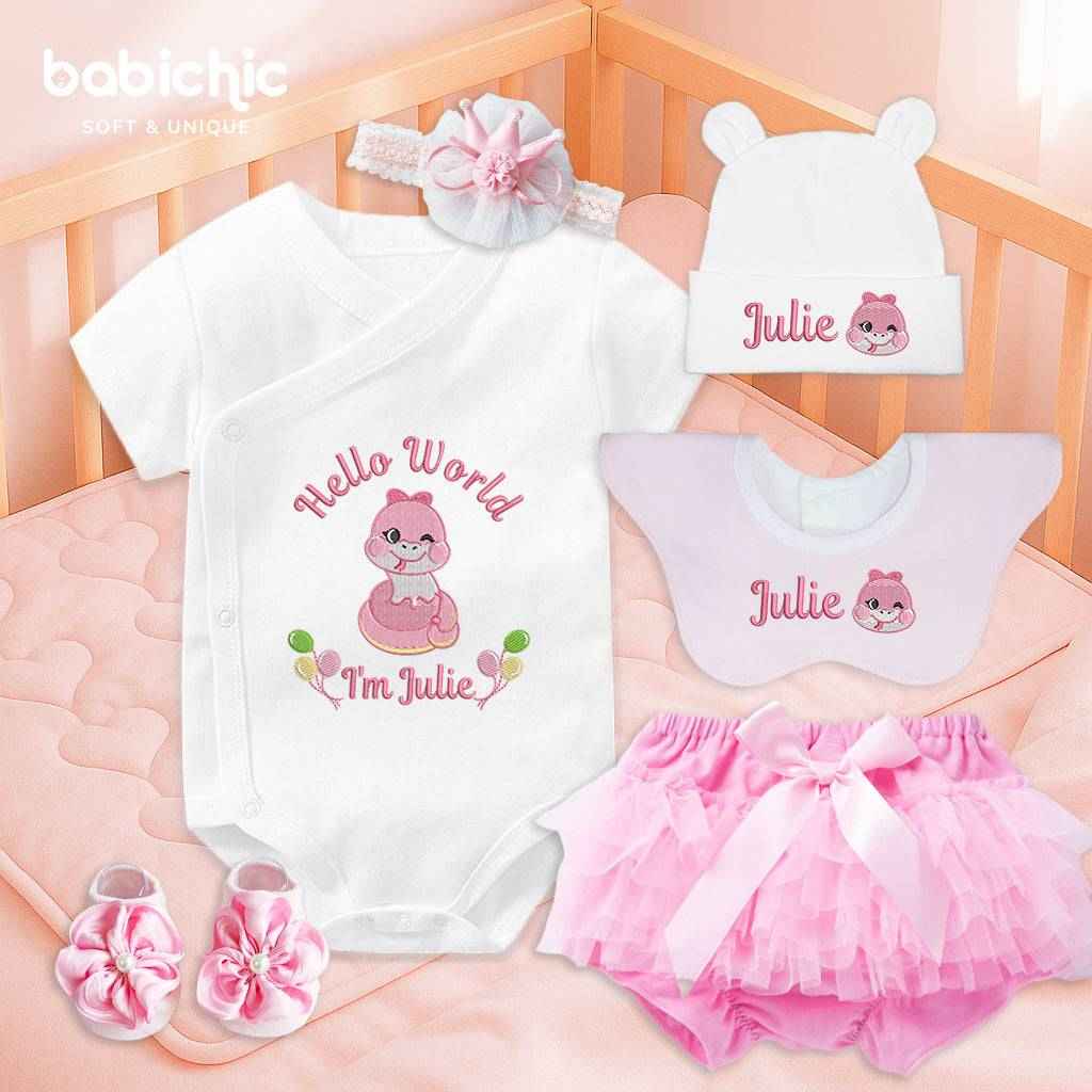 Set quà đầy tháng bé gái cá nhân hóa thêu tên riêng – Bodysuit “I’m Julie”, hình rắn hồng cute