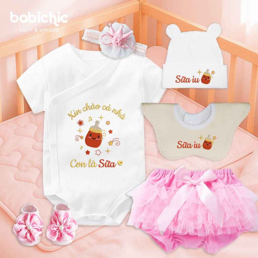 Set đồ đầy tháng cho bé gái thêu tên theo yêu cầu – Mẫu “Con là Sữa” hình bình sữa ngộ nghĩnh