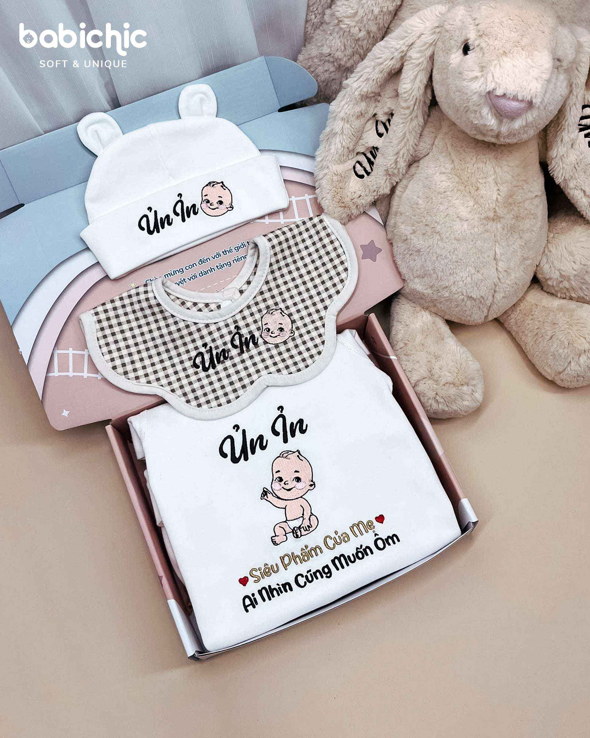Set quà thêu tên cho bé trai - Phúc Khang - Milo - Cotton Organic, Hình Em Bé & Tên Bố Mẹ, Tone Nâu Đen, Quà Đầy Tháng Cá Nhân Hóa