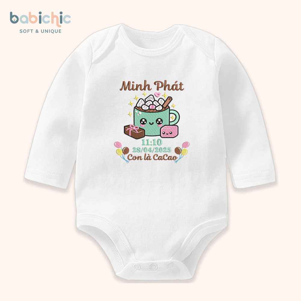 Quà tặng đầy tháng cá nhân hóa cho bé trai – Bodysuit thêu tên “Con là Cacao”, hình ly cacao cute