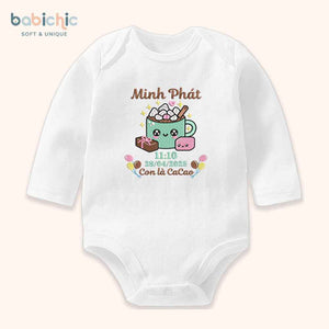 Quà tặng đầy tháng cá nhân hóa cho bé trai – Bodysuit thêu tên “Con là Cacao”, hình ly cacao cute