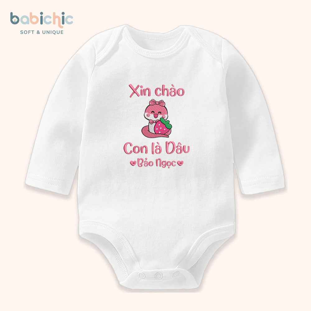 Set quà đầy tháng bé gái thêu tên riêng siêu dễ thương – Mẫu “Con là Dâu – Bảo Ngọc”, hình rắn ôm trái dâu