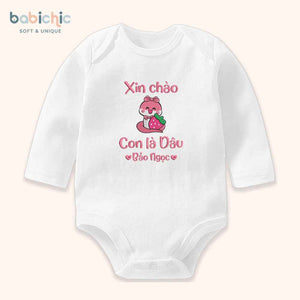 Set quà đầy tháng bé gái thêu tên riêng siêu dễ thương – Mẫu “Con là Dâu – Bảo Ngọc”, hình rắn ôm trái dâu