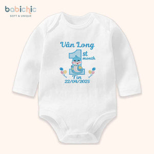Set quà đầy tháng cá nhân hóa cho bé trai – Bodysuit thêu tên “Vân Long – Tin”, hình rắn 1st month