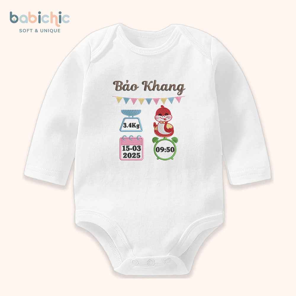 Set quà đầy tháng cho bé trai sơ sinh – Bodysuit thêu tên “Bảo Khang”, hình rắn & thông số sinh