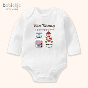 Set quà đầy tháng cho bé trai sơ sinh – Bodysuit thêu tên “Bảo Khang”, hình rắn & thông số sinh