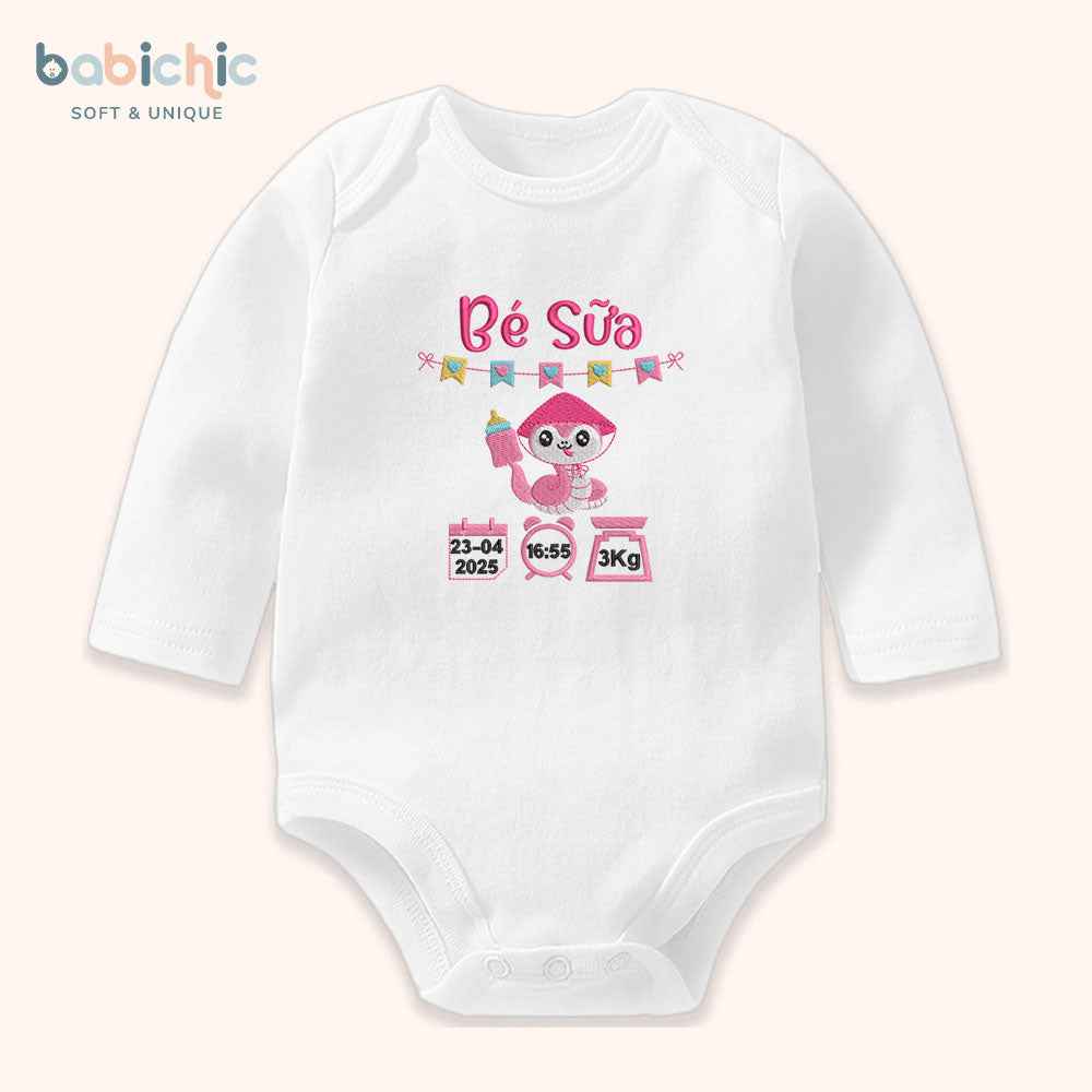 Set đồ đầy tháng bé gái thêu tên & thông số sinh cá nhân hóa – Mẫu “Bé Sữa”, hình rắn hồng siêu dễ thương