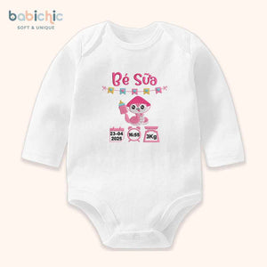 Set đồ đầy tháng bé gái thêu tên & thông số sinh cá nhân hóa – Mẫu “Bé Sữa”, hình rắn hồng siêu dễ thương