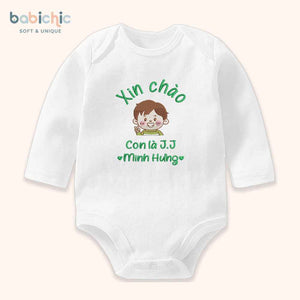 Set đồ sơ sinh đầy tháng cá nhân hóa cho bé trai – Thêu tên “Con là J.J”, hình bé trai cute