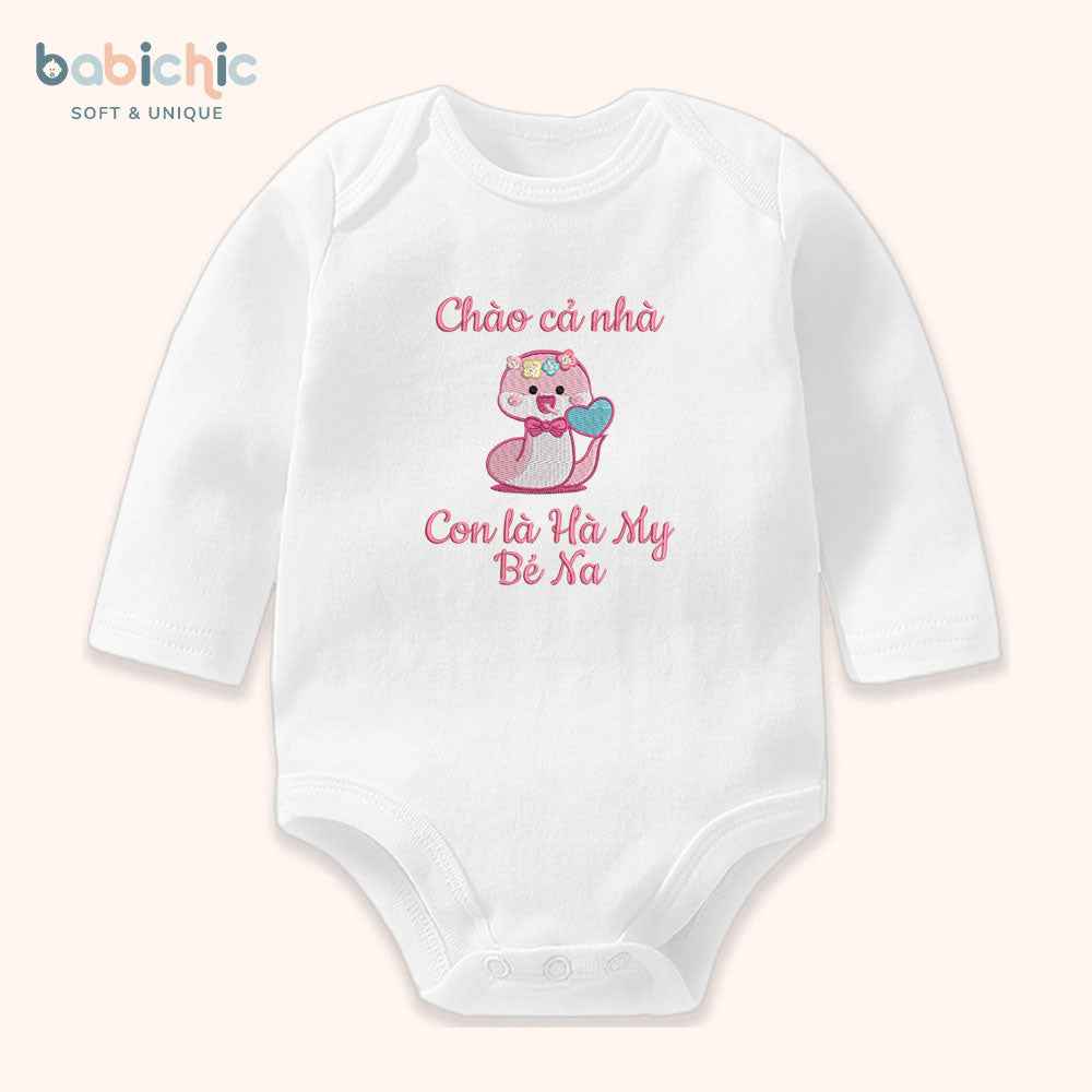 Set quà đầy tháng bé gái cá nhân hóa thêu tên riêng – Mẫu “Con là Hà My – Bé Na”, hình rắn hồng cute