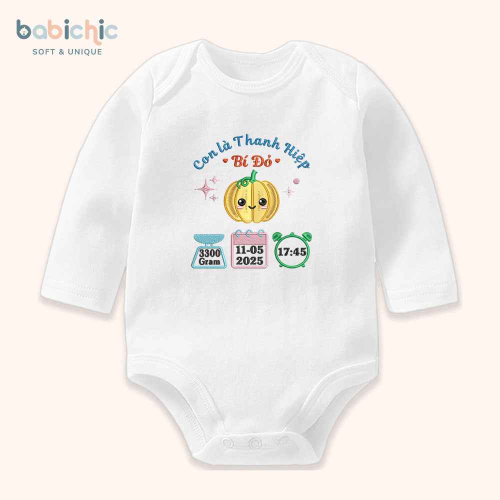 Set quà đầy tháng bé trai cá nhân hóa – Bodysuit thêu tên “Thanh Hiệp – Bí Đỏ”, hình trái bí & thông số sinh
