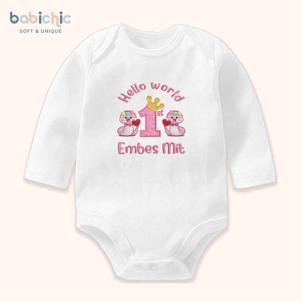 Set đồ đầy tháng bé gái thêu tên riêng & mốc 1st month – Mẫu “Embes Mít” hình rắn hồng cute