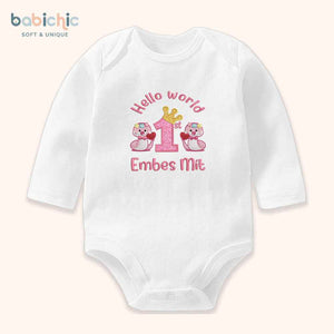Set đồ đầy tháng bé gái thêu tên riêng & mốc 1st month – Mẫu “Embes Mít” hình rắn hồng cute