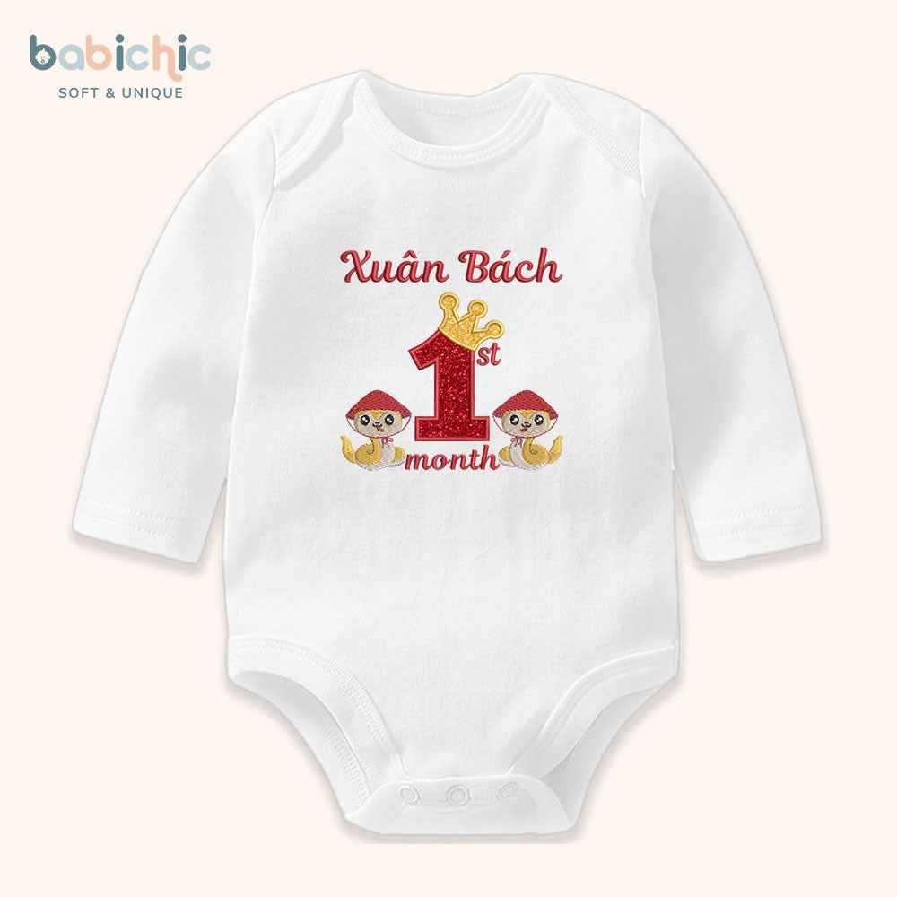Quà đầy tháng bé trai sơ sinh cá nhân hóa – Bodysuit thêu tên “Xuân Bách”, hình rắn & 1st month