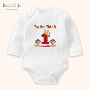 Quà đầy tháng bé trai sơ sinh cá nhân hóa – Bodysuit thêu tên “Xuân Bách”, hình rắn & 1st month