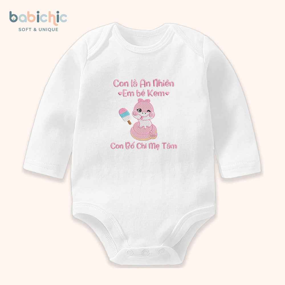 Set quà đầy tháng bé gái thêu tên riêng hình dễ thương – Mẫu “Em bé Kem – An Nhiên”, thêu rắn hồng & cây kem