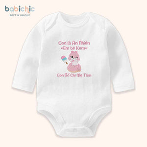 Set quà đầy tháng bé gái thêu tên riêng hình dễ thương – Mẫu “Em bé Kem – An Nhiên”, thêu rắn hồng & cây kem