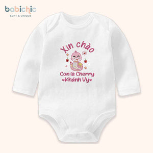 Set quà đầy tháng bé gái cá nhân hóa hình trái cây dễ thương – Mẫu “Cherry – Khánh Vy” thêu rắn hồng & quả cherry