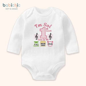 Set đồ đầy tháng bé gái thêu tên cá nhân hóa – Bodysuit “I’m Sol”, họa tiết nốt nhạc, 1st month & thông số sinh