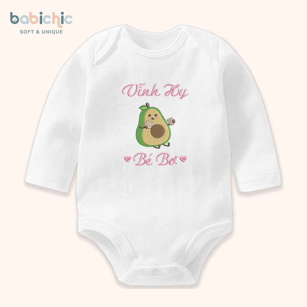 Set đồ đầy tháng bé gái thêu tên & hình trái cây cá nhân hóa – Mẫu “Vĩnh Hy – Bé Bơ”, họa tiết quả bơ siêu dễ thương