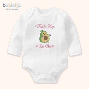 Set đồ đầy tháng bé gái thêu tên & hình trái cây cá nhân hóa – Mẫu “Vĩnh Hy – Bé Bơ”, họa tiết quả bơ siêu dễ thương