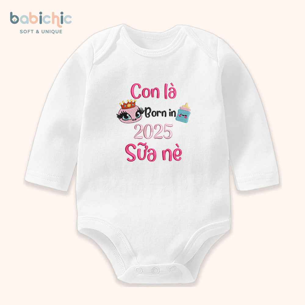 Set quà đầy tháng bé gái cá nhân hóa hiện đại & đáng yêu – Mẫu “Sữa Nè – Born in 2025”, hình bình sữa đội vương miện