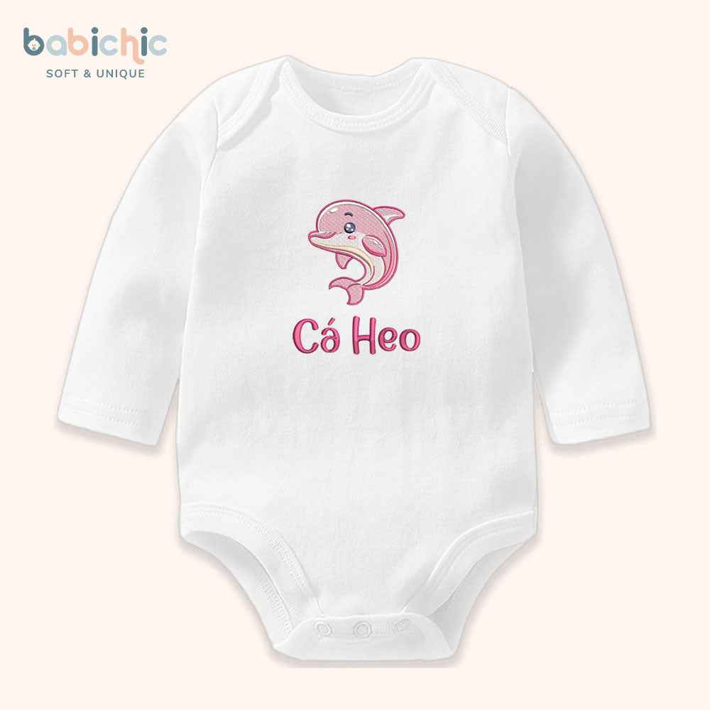 Set quà đầy tháng bé gái thêu hình động vật dễ thương – Mẫu “Cá Heo Hồng” tone pastel