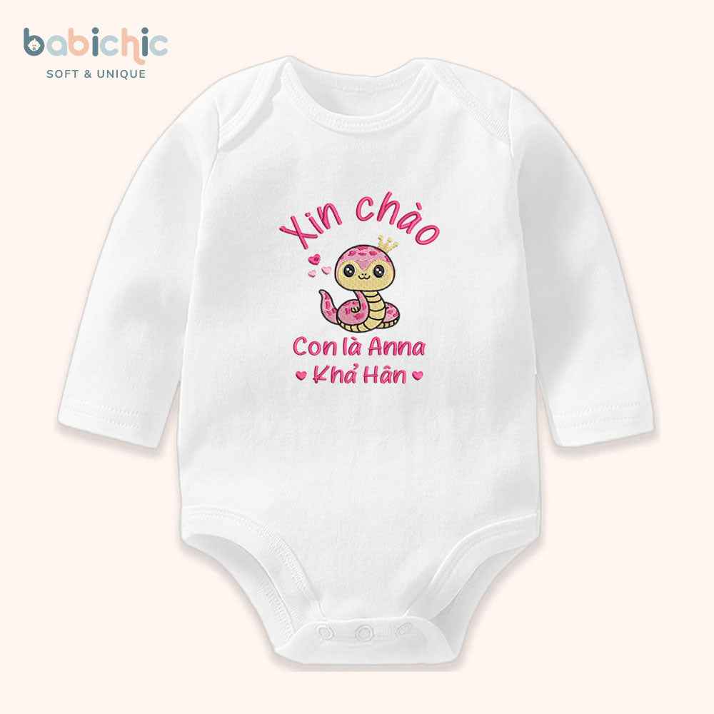 Set quà đầy tháng cá nhân hóa cho bé gái – Thêu tên Anna Khả Hân & hình rắn hồng