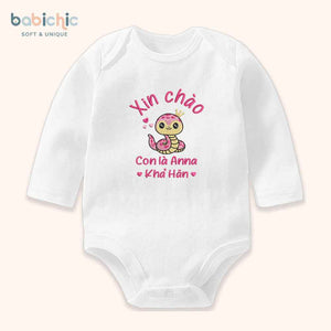 Set quà đầy tháng cá nhân hóa cho bé gái – Thêu tên Anna Khả Hân & hình rắn hồng