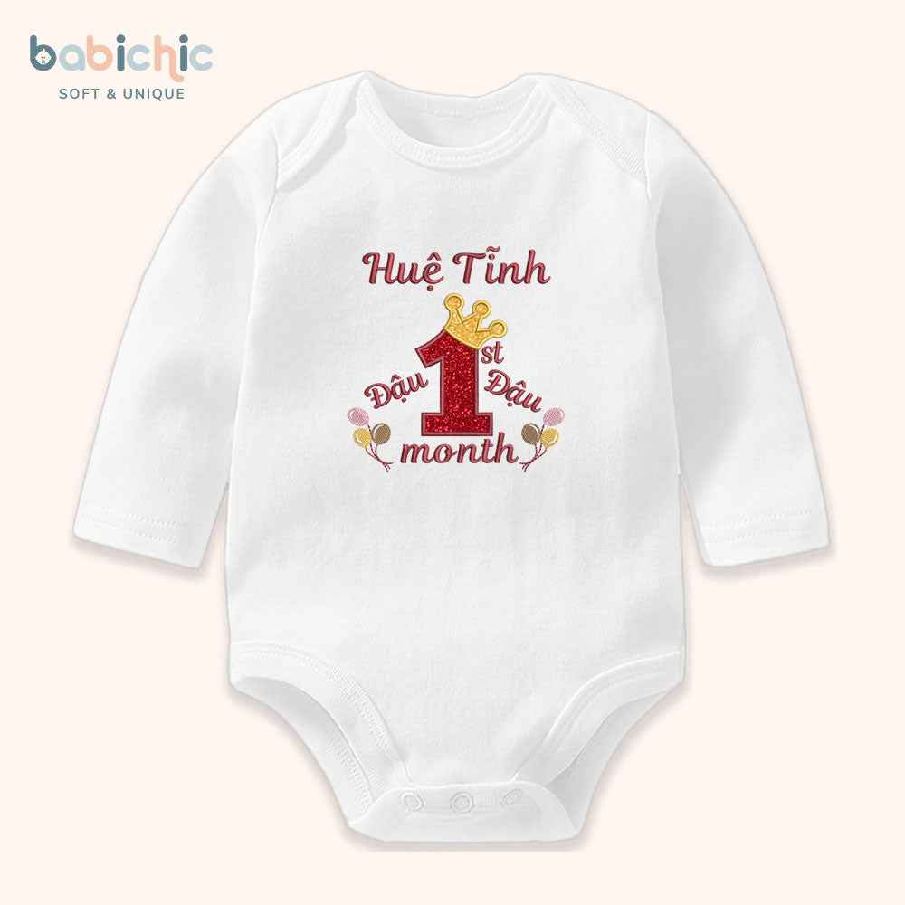 Set đồ sơ sinh đầy tháng bé gái – Thêu tên Đậu & dòng chữ 1st Month